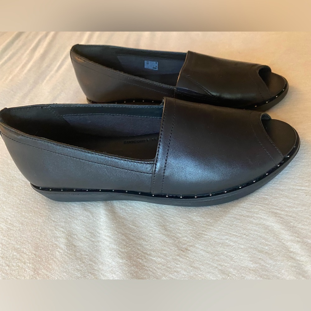 FitFlop black genuine leather flats peep toe